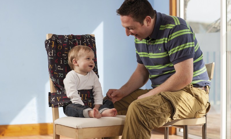 Xoa dịu vết đau cho trẻ bằng cách khuyên nhủ và giải thích (Nguồn: Sưu tầm internet)  Đưa đến