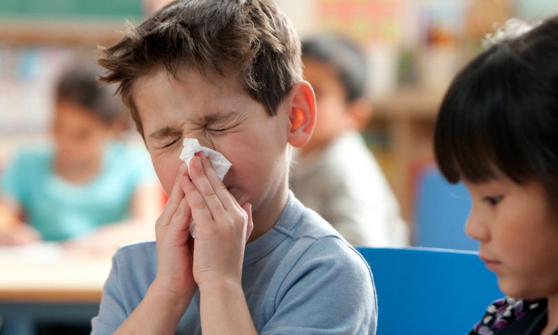 Trẻ có thể lây vi rút cúm từ người khác. (Ảnh: Nguồn Internet)