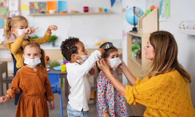 Cảm cúm gây hắt hơi liên tục, sổ mũi, ngạt mũi ở trẻ. (Ảnh: Nguồn Internet)