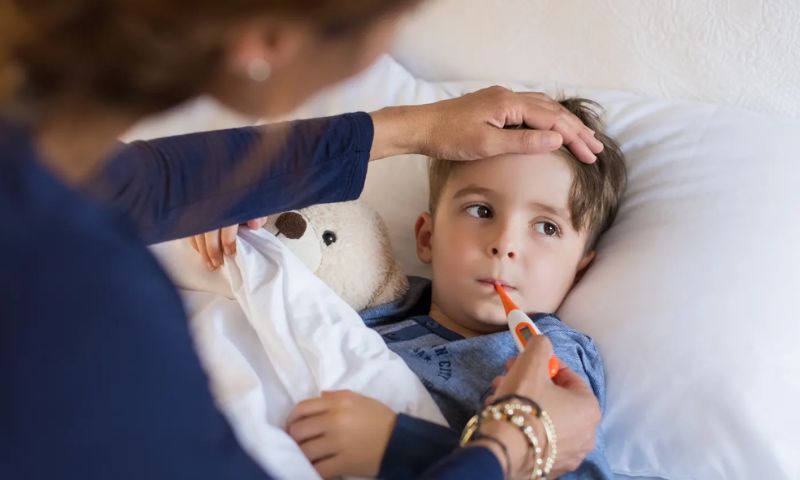 Dùng nhiệt kế kiểm tra nhiệt độ của bé thường xuyên. (Ảnh: Nguồn Internet)