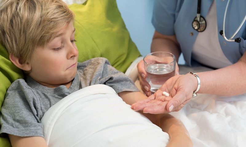 Cho trẻ uống thuốc hạ sốt. (Ảnh: Nguồn Internet)