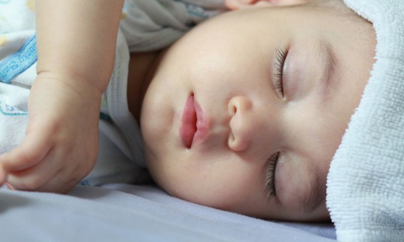 Cho trẻ ngủ ở nơi yên tĩnh để trẻ được ngủ nhiều hơn. (Ảnh: Nguồn Internet)