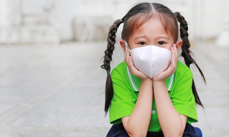 Nhắc trẻ đeo khẩu trang khi ra ngoài để hạn chế nguy cơ lây bệnh. (Ảnh: Nguồn Internet)