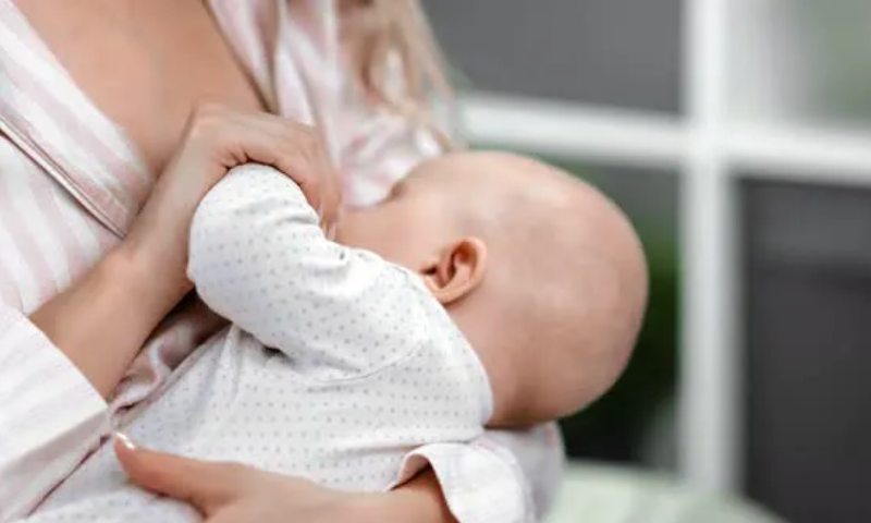 Nên cho trẻ sơ sinh bú sữa mẹ để bổ sung dưỡng chất và hệ miễn dịch chống lại virus cúm nguy hiểm (Nguồn: Sưu tầm Internet)