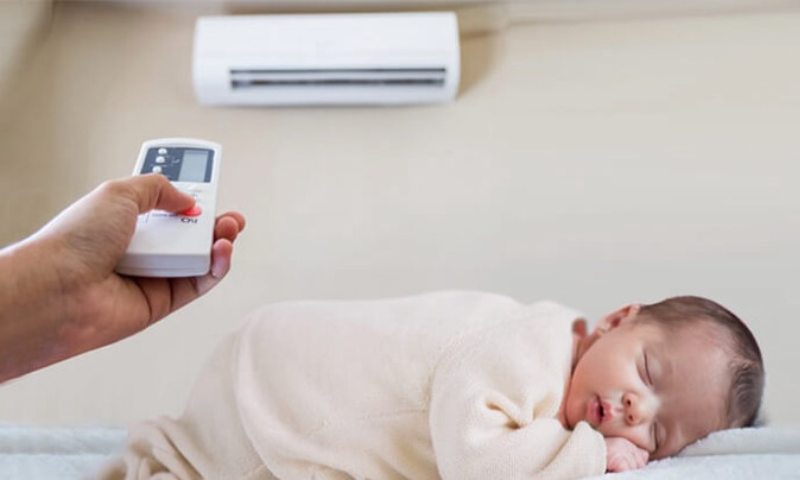 Duy trì nhiệt độ phù hợp 27 - 29 độ C giúp trẻ bị cảm cúm cảm thấy mát mẻ và dễ chịu hơn (Nguồn: Sưu tầm Internet)