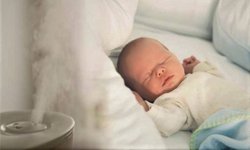 Sử dụng máy làm ẩm không khí giúp không khí bên trong phòng máy lạnh không bị khô và gây ảnh hưởng xấu đến trẻ (Nguồn: Sưu tầm Internet)