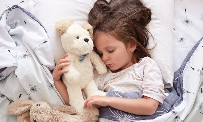 Trẻ bị cảm cúm có nên nằm điều hoà - Sử dụng chăn mỏng đắp cho trẻ khi bị cảm cúm và nằm trong phòng điều hoà (Nguồn: Sưu tầm Internet)