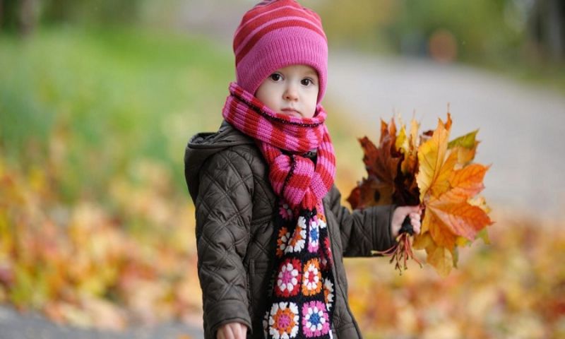 Trẻ mặc nhiều quần áo khi vận động rất dễ ra mồ hôi. (Ảnh: Nguồn Internet)