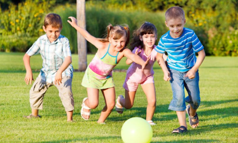 Khuyến khích trẻ vận động để cơ thể khỏe mạnh hơn. (Ảnh: Nguồn Internet)