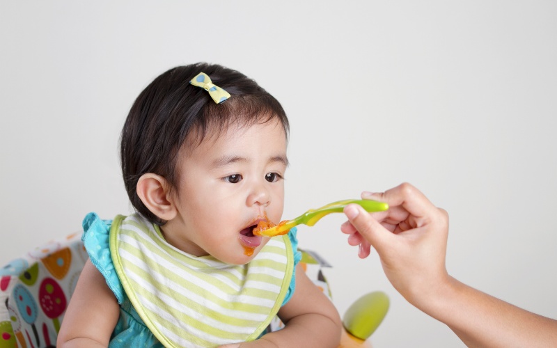 Cho bé ăn đủ chất để bé nhanh hết bệnh và luôn khoẻ mạnh (Ảnh: Sưu tầm Internet)