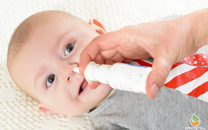 Vệ sinh mũi cho bé để bé dễ dàng hít thở hơn (Ảnh: Sưu tầm Internet)