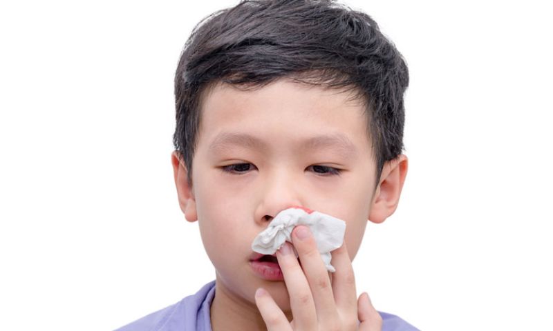 Sử dụng giấy lau không đảm bảo vệ sinh khiến bé có nguy cơ bị nhiễm trùng. (Ảnh: Nguồn Internet)