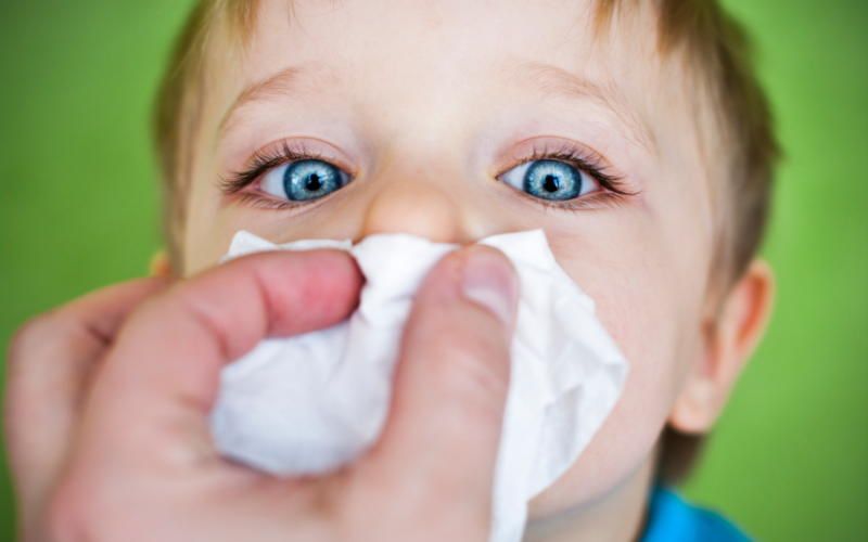 Cho trẻ nằm hoặc ngửa người ra sau là sai lầm khi xử lý chảy máu cam (Nguồn: Sưu tầm Internet)