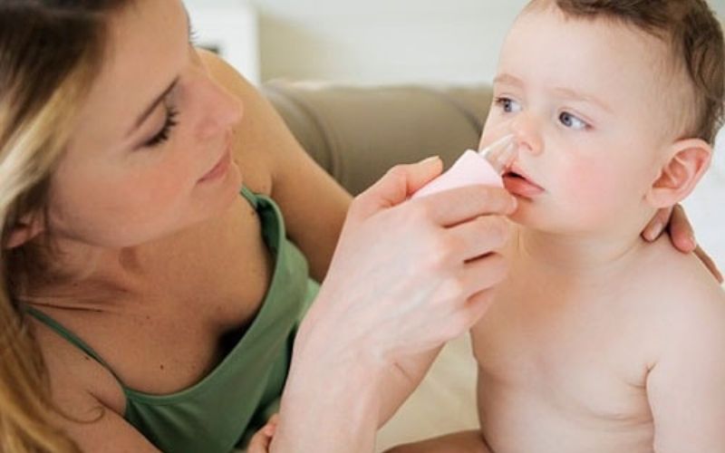 Lạm dụng nước muối sinh lý khiến mũi trẻ bị mỏng và dễ bị khô (Nguồn: Sưu tầm Internet)