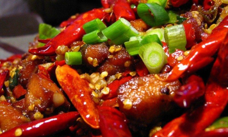 Hạn chế cho trẻ ăn thức ăn cay nóng. (Ảnh: Nguồn Internet)