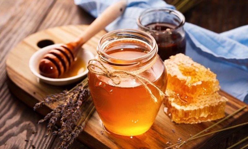 Mật ong chứa những thành phần giúp chống nhiễm trùng khi trẻ bị côn trùng cắn sưng phù (Nguồn: Sưu tầm Internet)