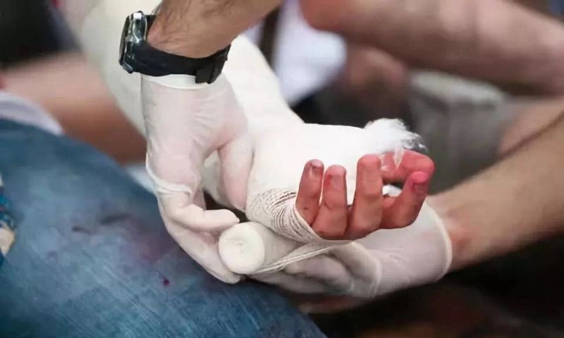 Băng bó vết thương khi trẻ bị đứt tay phải làm sao? (Nguồn: Sưu tầm Internet)