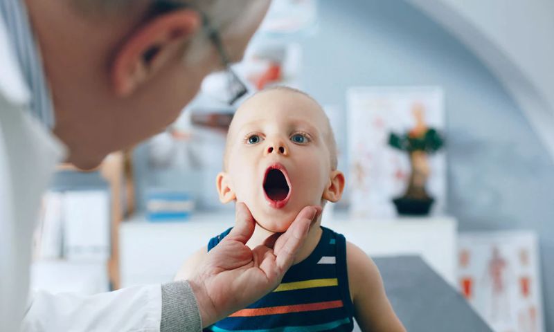 4 bước xử lý khi trẻ bị hóc xương cá. (Ảnh: Nguồn Internet)