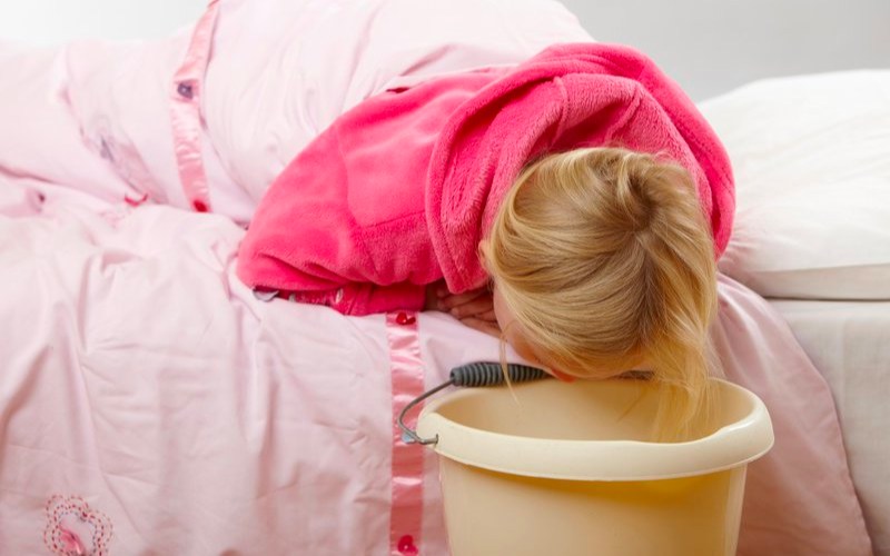 Bé có thể bị nôn sau khi bị ngã đập đầu (Ảnh: Sưu tầm Internet)