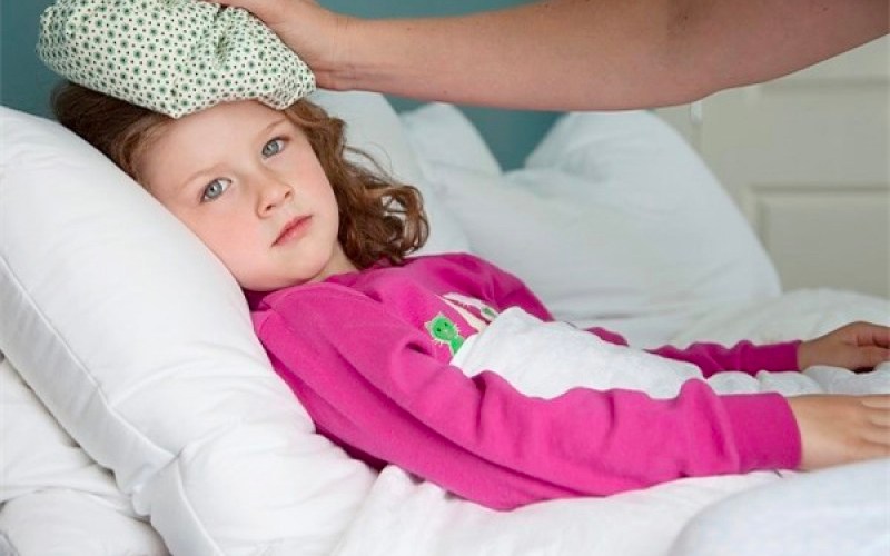 Chườm đá vào chỗ bị thương giúp bé giảm đau (Ảnh: Sưu tầm Internet)