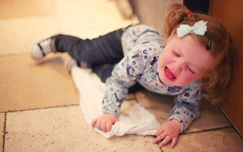 Không để trẻ chơi trên sàn ướt để bé không bị ngã (Ảnh: Sưu tầm Internet)