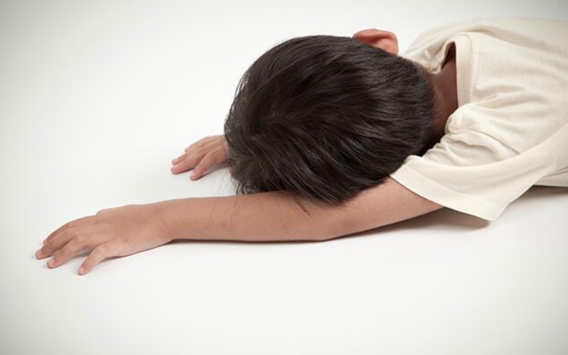 Đưa bé đến bác sĩ ngay nếu bé bị bất tỉnh sau tai nạn (Ảnh: Sưu tầm internet)