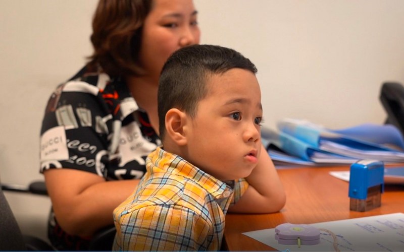 Bé bị lơ mơ, kém tập trung là biểu hiện của rối loạn tri giác (Ảnh: Sưu tầm internet)