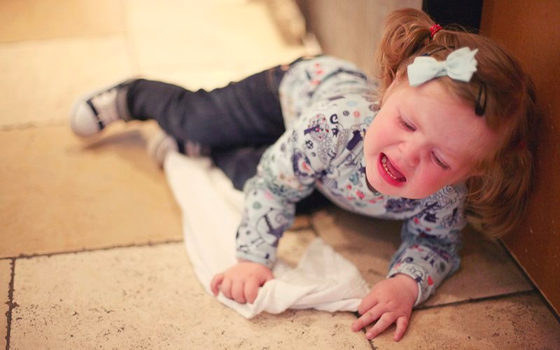 Xác định tư thế ngã và vị trí vết thương của bé để chẩn đoán được mức độ nguy hiểm của vết thương (Ảnh: Sưu tầm internet)