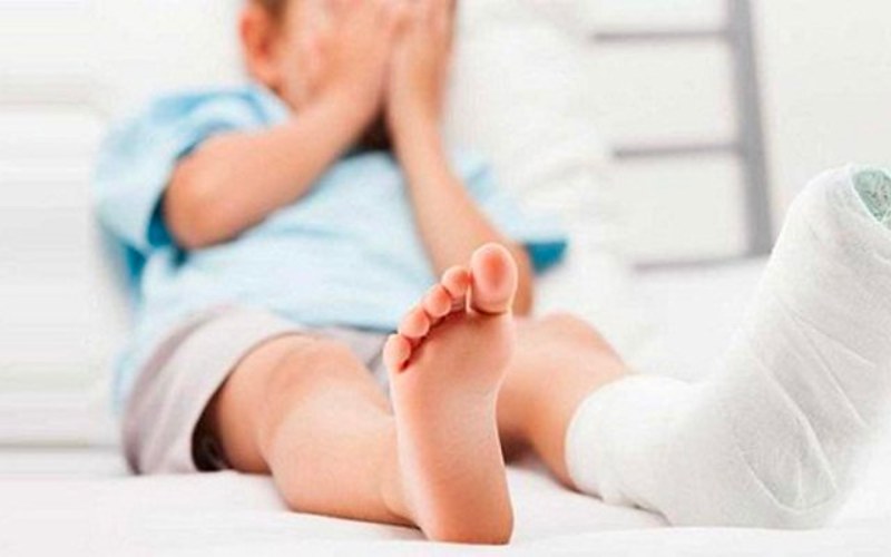 Nếu bé bị gãy xương, hãy đưa đến bệnh viện ngay, không tự ý nắn bóp không có trình độ y khoa (Ảnh: Sưu tầm internet)