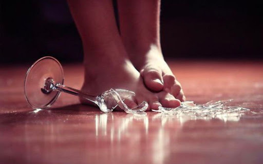 Trường hợp bé bị ngã vào mảnh thuỷ tinh có thể bị rách da, cần đưa đến bệnh viện ngay trong trường hợp chưa tiêm ngừa uốn ván (Ảnh: Sưu tầm Internet)