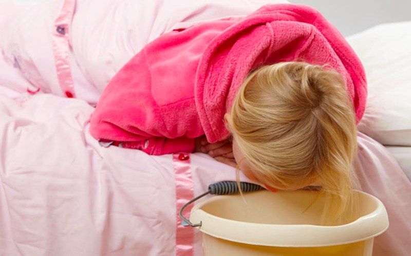 Bé bị nôn ói là biểu hiện của chấn thương não sau ngã cầu thang (Ảnh: Sưu tầm internet)