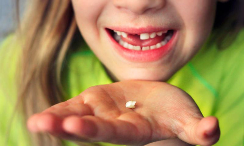 Trẻ bị ngã gẫy răng có nguy hiểm hay không? (Ảnh: Nguồn Internet)