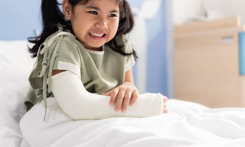 Trẻ bị ngã gãy xương tay. (Ảnh: Nguồn Internet)