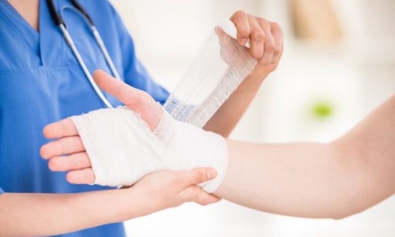 Đưa bé đi gặp bác sĩ để được chữa trị. (Ảnh: Nguồn Internet)