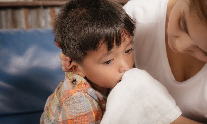 Bé nôn nhiều lần sau ngã là biểu hiện của chấn động não. (Ảnh: Nguồn Internet)