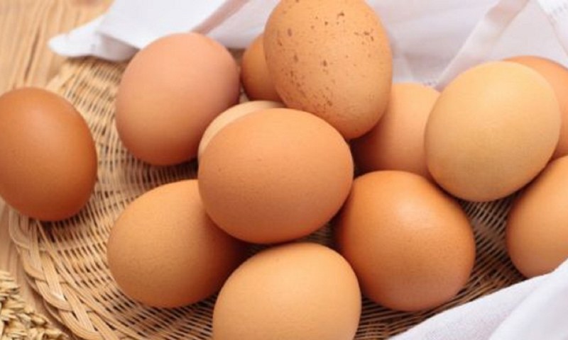 Lăn trứng gà nóng làm giảm tan bầm. (Ảnh: Nguồn Internet)