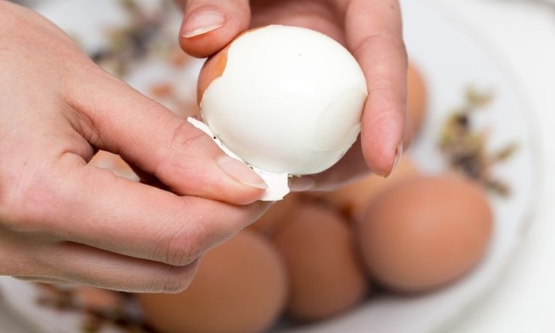 Trứng gà nóng làm tan bầm. (Ảnh: Nguồn Internet)