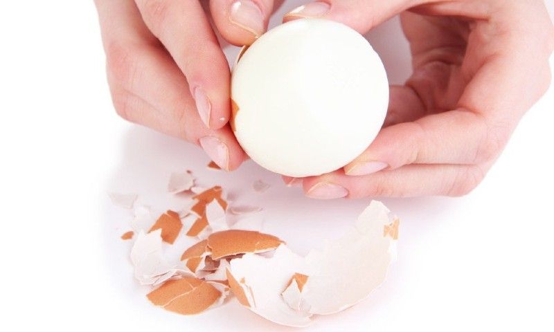 Lăn trứng gà luộc lên vết thương để đánh tan máu bầm. (Ảnh: Nguồn Internet)