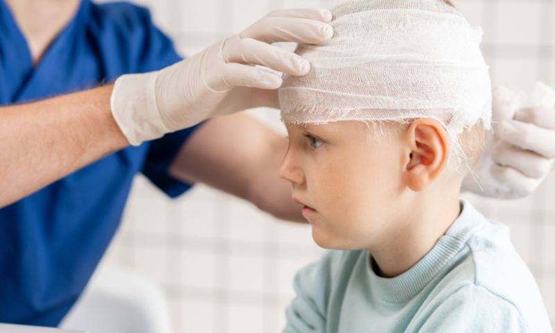 Cha mẹ cần đề phòng nguy cơ bị chấn động não ở trẻ nhỏ. (Ảnh: Nguồn Internet)