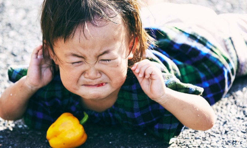 Biểu hiện của trẻ khi bị ngã đập mặt xuống đất bị dập môi Nguồn: Sưu tầm Internet)