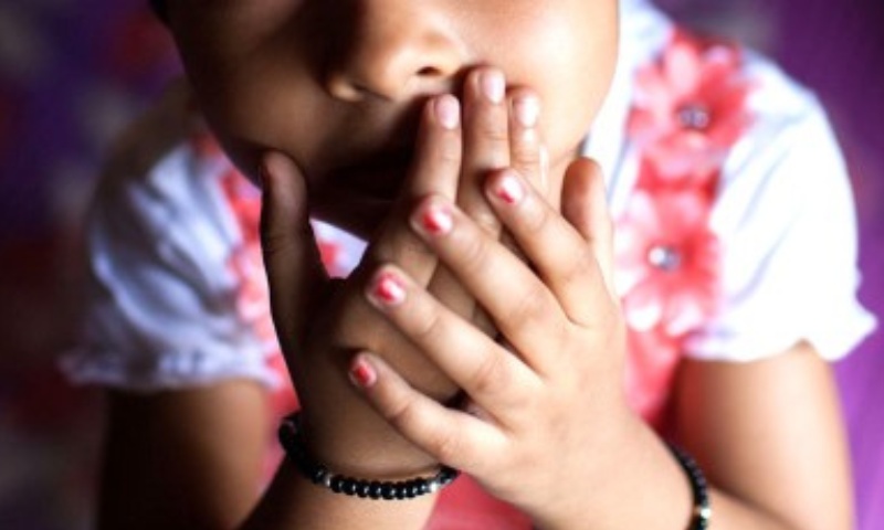 Hướng dẫn cách sơ cứu khi trẻ ngã đập mặt xuống đất bị dập môi (Nguồn: Sưu tầm Internet)