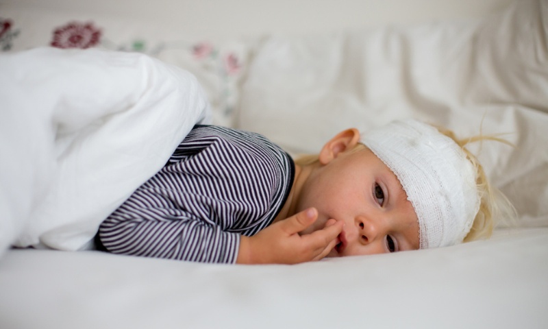 Bố mẹ chăm sóc trẻ khi bị chấn thương sọ não theo sự hướng dẫn của bác sĩ (Nguồn: Sưu tầm Internet)