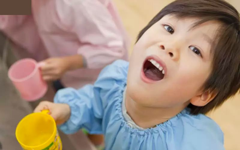 Cho bé súc miệng bằng nước muối loãng để hạn chế bị viêm nhiễm (Ảnh: Sưu tầm trên Internet)