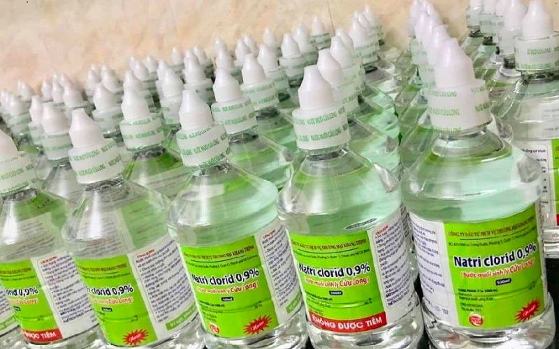 Dùng nước muối pha loãng để vệ sinh khu vực mũi cho bé (Ảnh: Sưu tầm Internet)