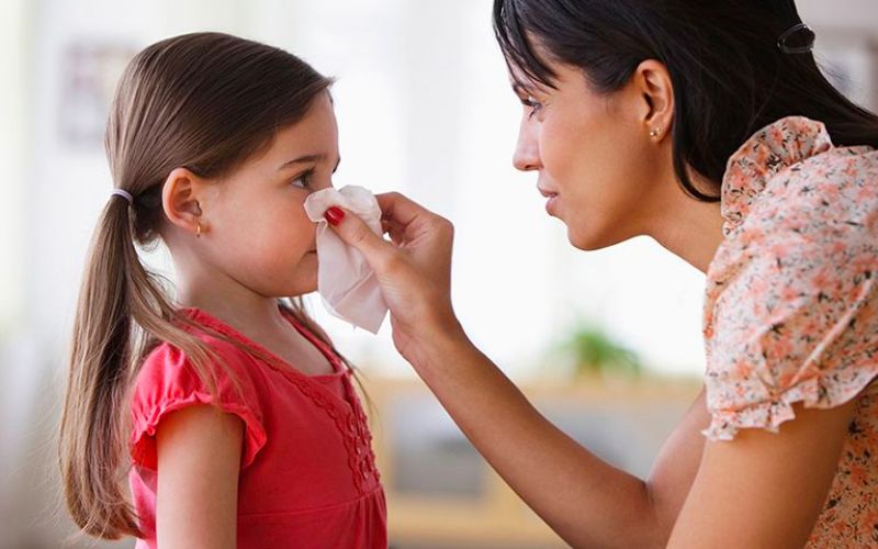 Trẻ bị chảy máu nhiều ở mũi, đau nhức vùng mũi là một trong những biểu hiện của chấn thương mũi (Ảnh: Sưu tầm Internet)