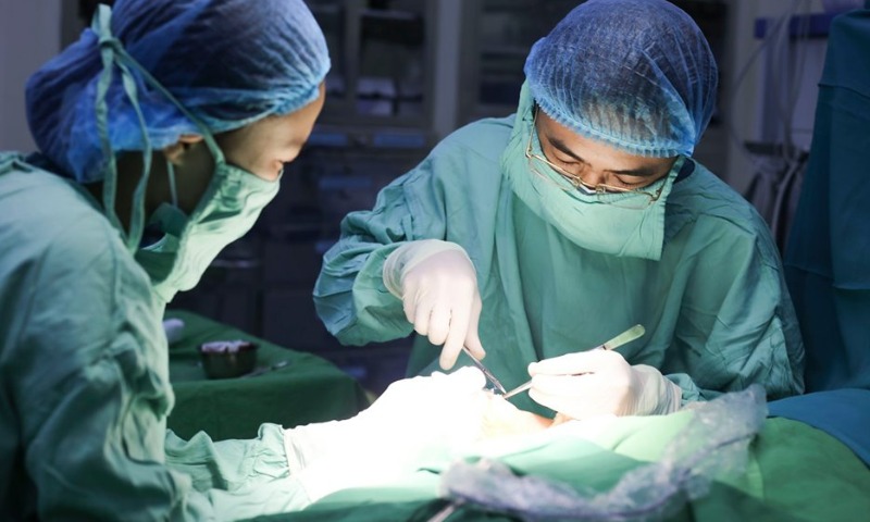 Có cần đưa trẻ đi phẫu thuật khi bị đứt dây chằng môi trên hay không? (Nguồn: Sưu tầm Internet)