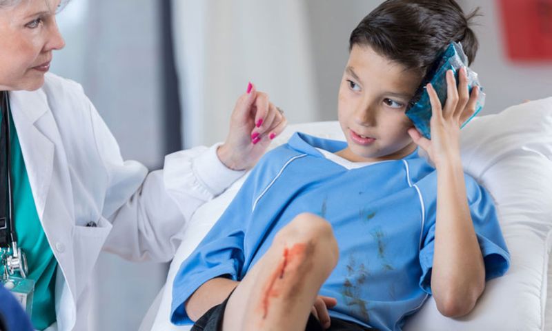 Trẻ bị ngã đập đầu liệu có bị ảnh hưởng tới não? (Ảnh: Nguồn Internet)