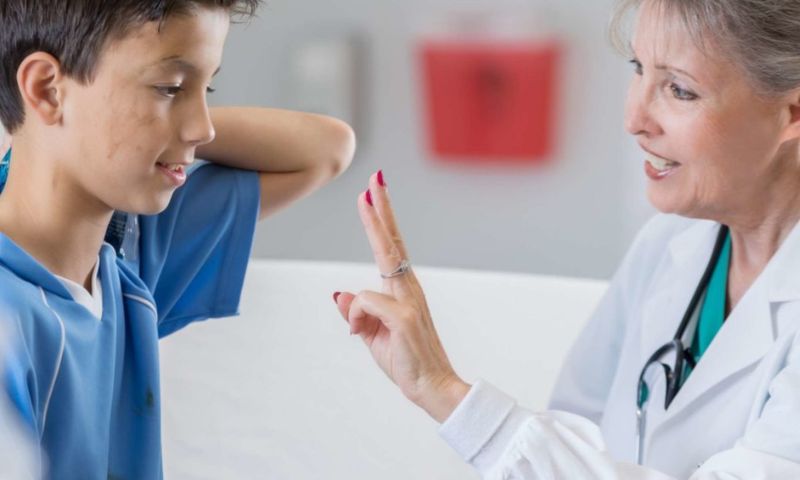 Đưa trẻ đến gặp bác sĩ khi bé có biểu hiện bất thường. (Ảnh: Nguồn Internet)