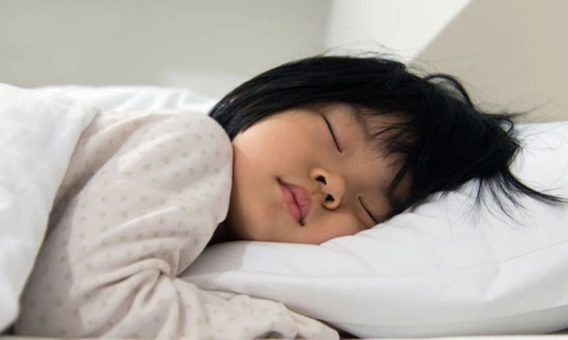 Cho bé nghỉ ngơi, tuy nhiên cần quan sát bé thường xuyên. (Ảnh: Nguồn Internet)