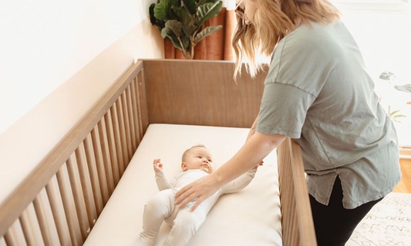 Giảm nguy cơ bị ngã ở trẻ bằng cách cho trẻ nằm cũi. (Ảnh: Nguồn Internet)